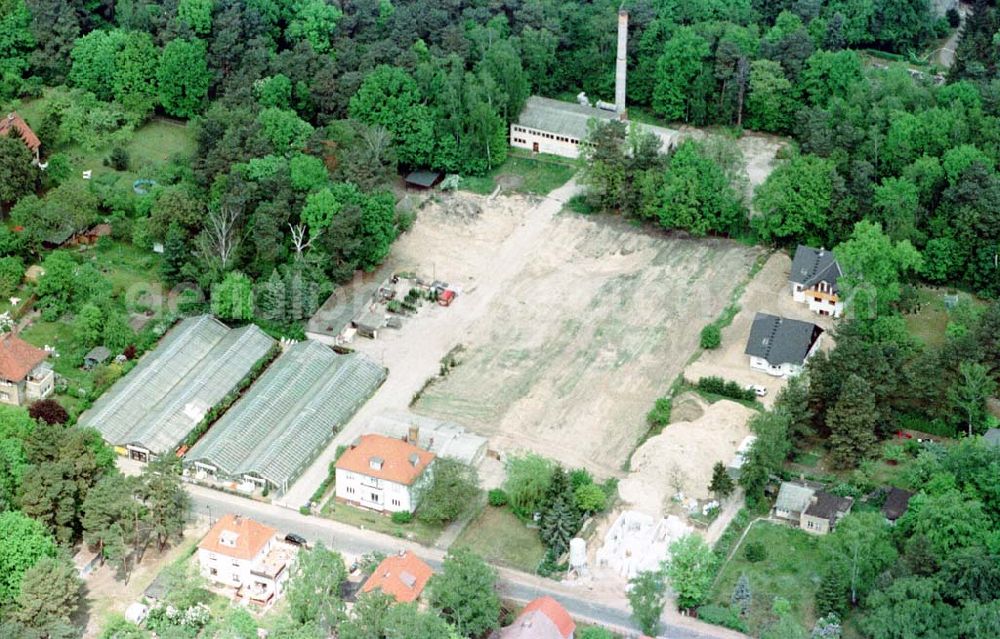 Aerial photograph Klein-Machnow / Brandenburg - Objekt der Unternehmensgruppe GROß & PARTNER Im Hagen 11-15 in Klein-Machnow (ehem. Gärtnerei mit Gewächshäusern und altem Heizkraftwerk).