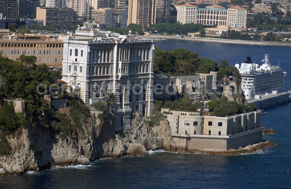 Monaco from the bird's eye view: Blick auf das Oceanographic Museum und Aquarium von Monaco / Musée Océanographique et Aquarium de Monaco. Das Meeresmuseum wurde im Jahr 1910 von seinem Gründer Prince Albert I eröffnet. Das architektonische Meisterstückist in den Felsen gebaut und beträgt eine Höhe von 85 Metern. Insgesamt 11 Jahre wurde an dem Bauwerk gearbeitet. Das Museum bietet spektakuläre Einblicke in die Flora und Faune des Meeres. Kontakt: Oceanographic Museum & Aquarium, Avenue Saint - Martin, MC 98000 Monaco, Tel. +377(0)93 15 36 00, Fax +377(0)93 50 52 97, Email: musee@oceano.mc