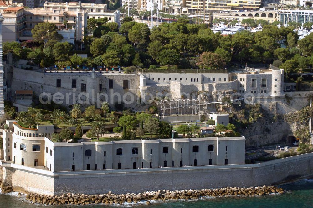 Monaco from the bird's eye view: Blick auf das Oceanographic Museum und Aquarium von Monaco / Musée Océanographique et Aquarium de Monaco. Das Meeresmuseum wurde im Jahr 1910 von seinem Gründer Prince Albert I eröffnet. Das architektonische Meisterstückist in den Felsen gebaut und beträgt eine Höhe von 85 Metern. Insgesamt 11 Jahre wurde an dem Bauwerk gearbeitet. Das Museum bietet spektakuläre Einblicke in die Flora und Faune des Meeres. Kontakt: Oceanographic Museum & Aquarium, Avenue Saint - Martin, MC 98000 Monaco, Tel. +377(0)93 15 36 00, Fax +377(0)93 50 52 97, Email: musee@oceano.mc