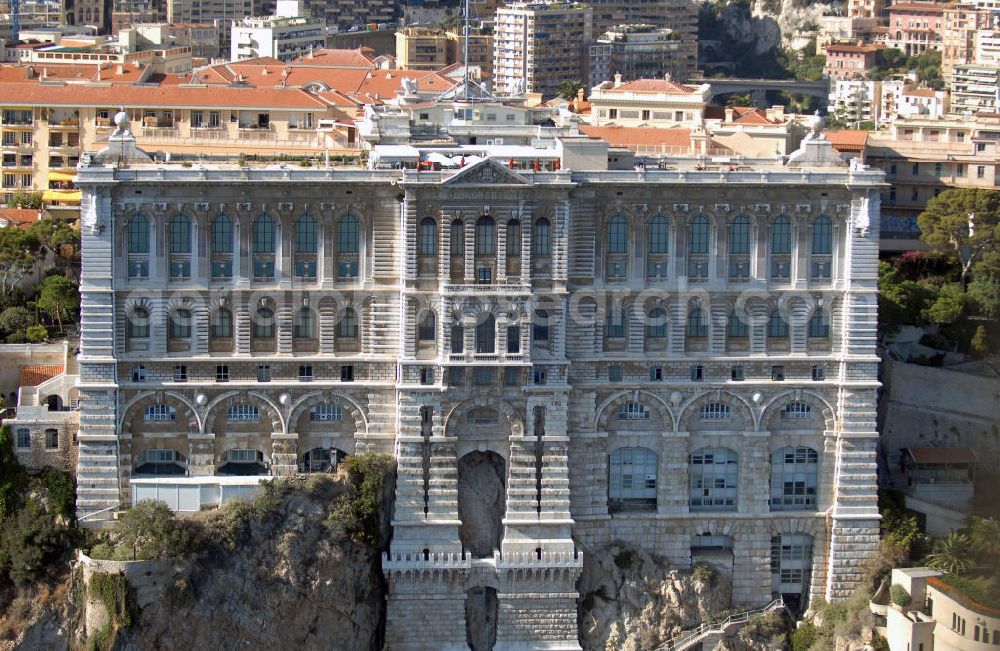 Monaco from above - Blick auf das Oceanographic Museum und Aquarium von Monaco / Musée Océanographique et Aquarium de Monaco. Das Meeresmuseum wurde im Jahr 1910 von seinem Gründer Prince Albert I eröffnet. Das architektonische Meisterstückist in den Felsen gebaut und beträgt eine Höhe von 85 Metern. Insgesamt 11 Jahre wurde an dem Bauwerk gearbeitet. Das Museum bietet spektakuläre Einblicke in die Flora und Faune des Meeres. Kontakt: Oceanographic Museum & Aquarium, Avenue Saint - Martin, MC 98000 Monaco, Tel. +377(0)93 15 36 00, Fax +377(0)93 50 52 97, Email: musee@oceano.mc