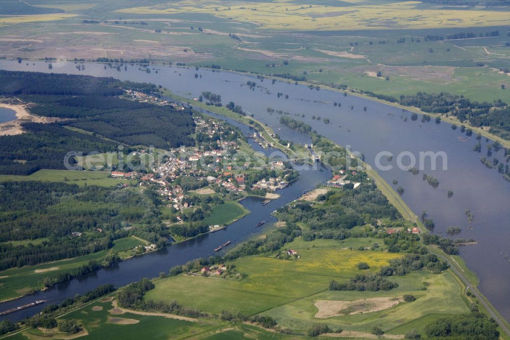 Aerial photograph Hohensaaten - Einmündung des Oder-Havel-Kanals mit Schleusenbauwerken. Oderhochwasser 2010.