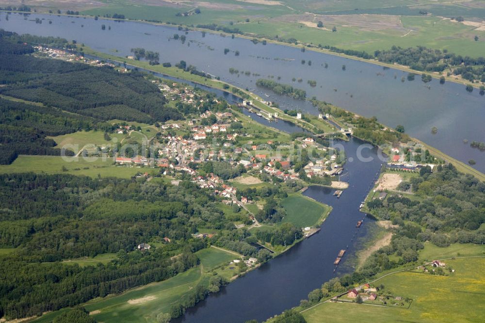 Hohensaaten from above - Einmündung des Oder-Havel-Kanals mit Schleusenbauwerken. Oderhochwasser 2010.