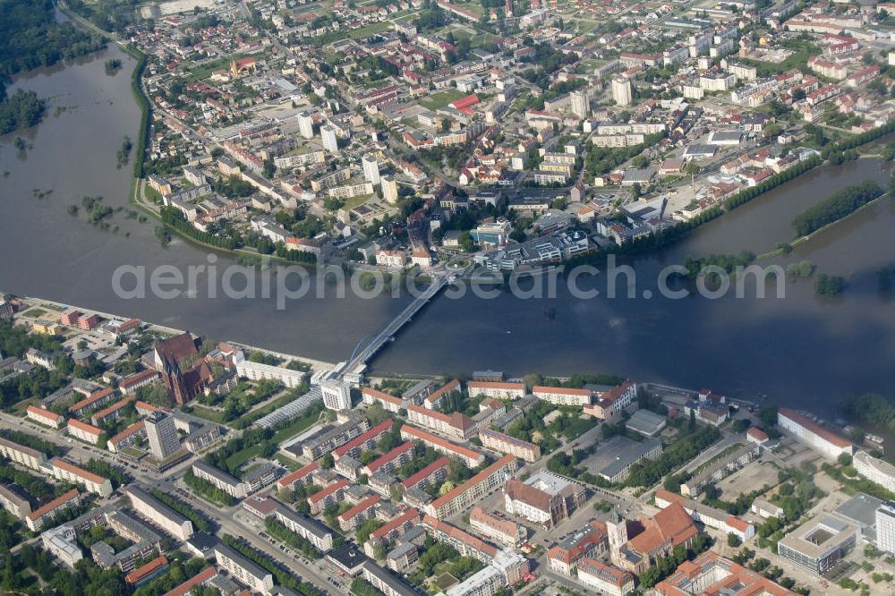 Frankfurt / Oder from the bird's eye view: Oderhochwasser 2010 Unten Frankfurt oben im Bild Slubice.