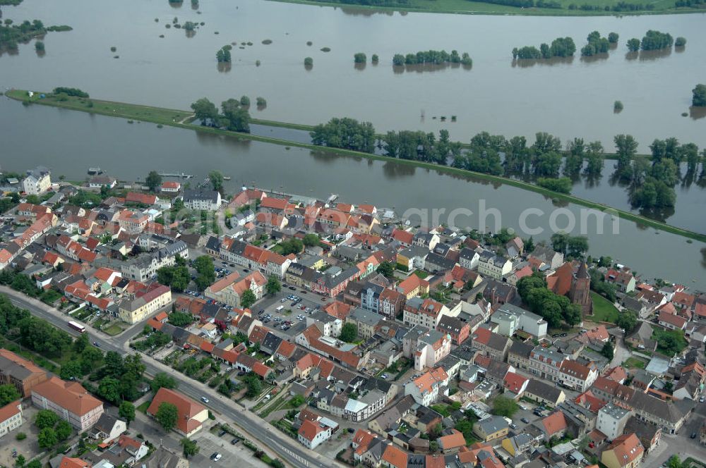 Aerial photograph Eisenhüttenstadt - Blick auf die angespannte Hochwassersituation der Oder am Stadtbereich von Eisenhüttenstadt im Bundesland Brandenburg. View of the tense situation in the flood area of Eisenhüttenstadt in Brandenburg.