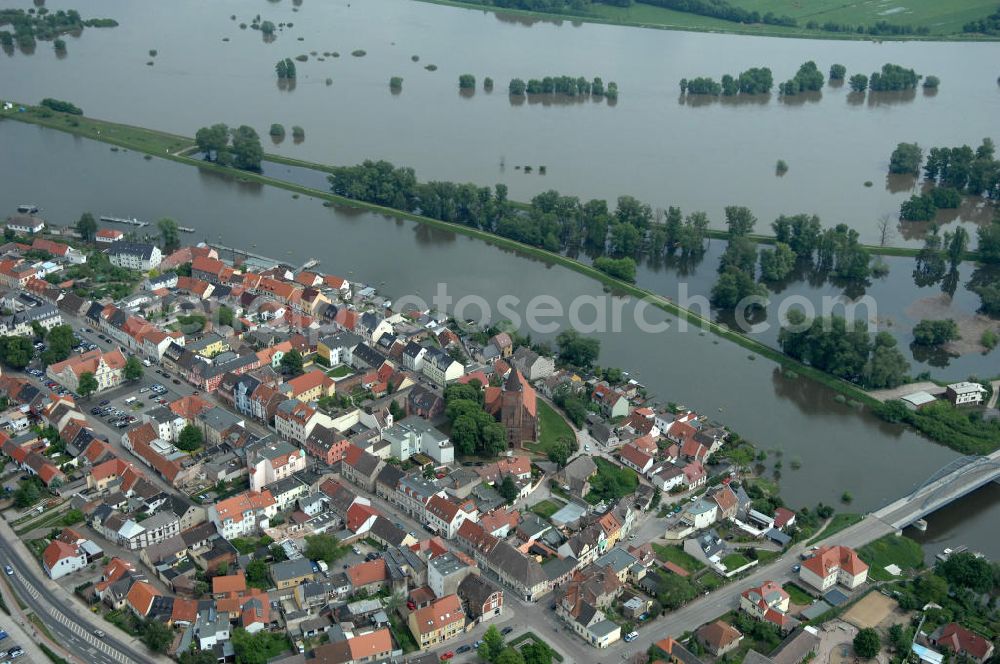 Eisenhüttenstadt from above - Blick auf die angespannte Hochwassersituation der Oder am Stadtbereich von Eisenhüttenstadt im Bundesland Brandenburg. View of the tense situation in the flood area of Eisenhüttenstadt in Brandenburg.