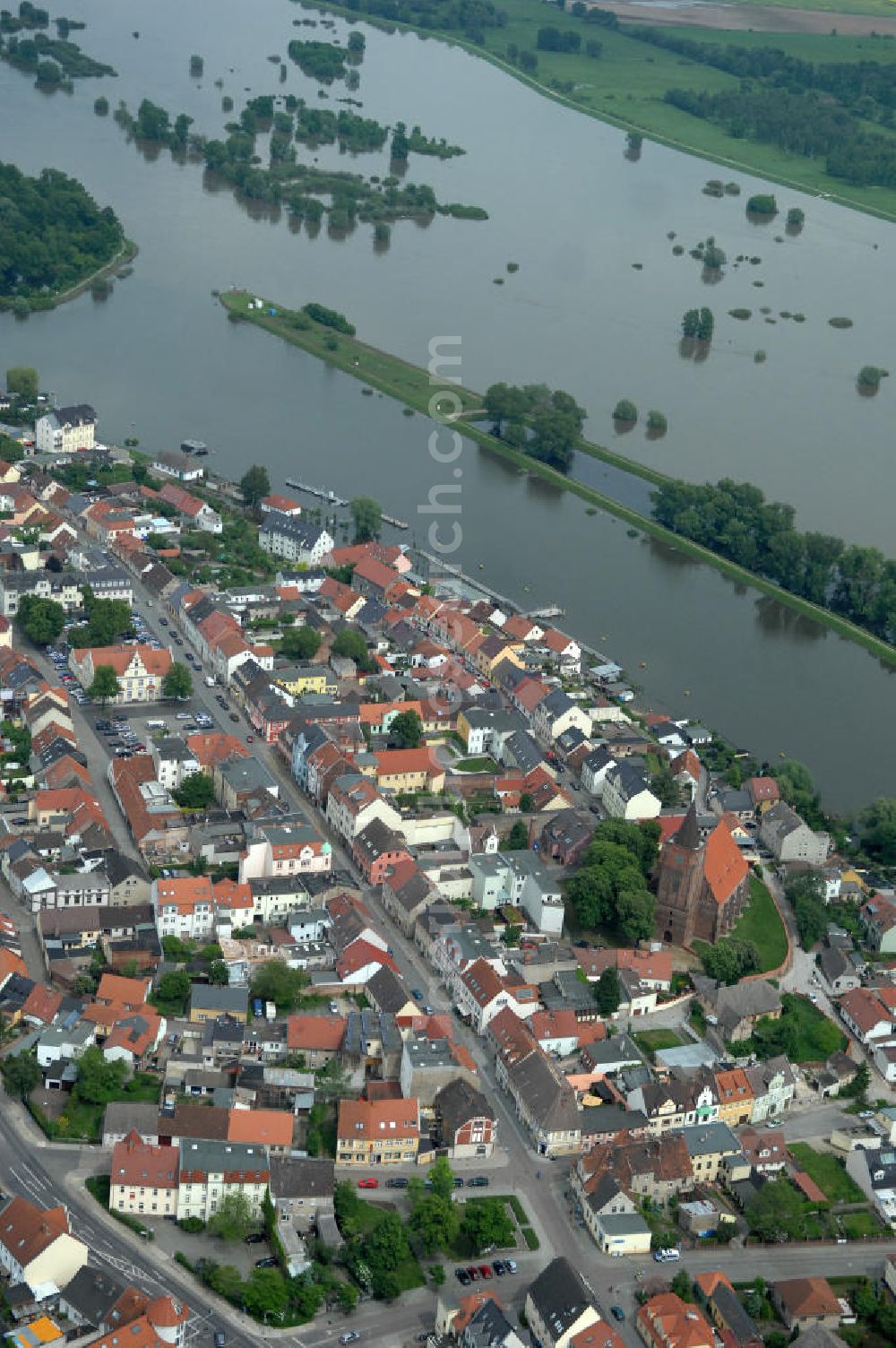 Aerial image Eisenhüttenstadt - Blick auf die angespannte Hochwassersituation der Oder am Stadtbereich von Eisenhüttenstadt im Bundesland Brandenburg. View of the tense situation in the flood area of Eisenhüttenstadt in Brandenburg.