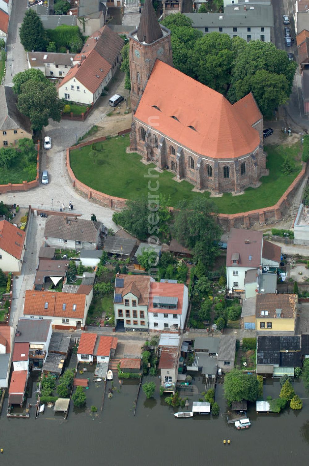 Eisenhüttenstadt from the bird's eye view: Blick auf die angespannte Hochwassersituation der Oder am Stadtbereich von Eisenhüttenstadt im Bundesland Brandenburg. View of the tense situation in the flood area of Eisenhüttenstadt in Brandenburg.