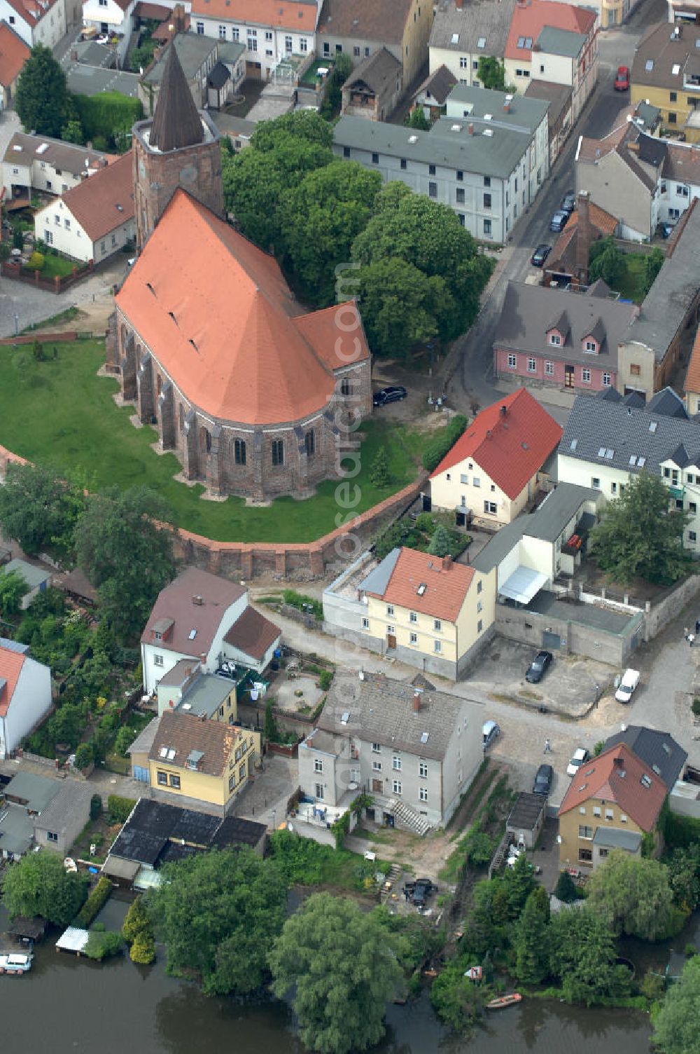 Aerial image Eisenhüttenstadt - Blick auf die angespannte Hochwassersituation der Oder am Stadtbereich von Eisenhüttenstadt im Bundesland Brandenburg. View of the tense situation in the flood area of Eisenhüttenstadt in Brandenburg.