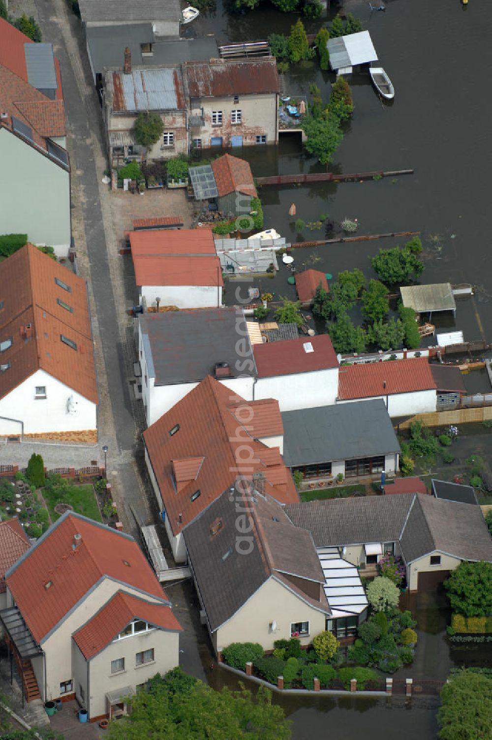 Eisenhüttenstadt from above - Blick auf die angespannte Hochwassersituation der Oder am Stadtbereich von Eisenhüttenstadt im Bundesland Brandenburg. View of the tense situation in the flood area of Eisenhüttenstadt in Brandenburg.