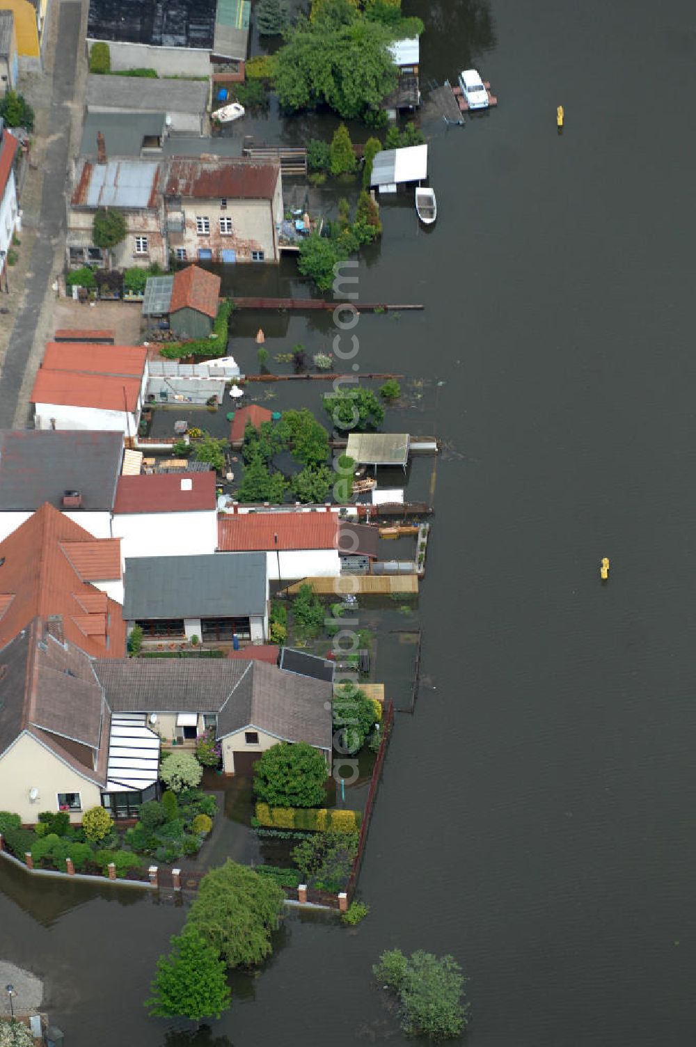 Eisenhüttenstadt from the bird's eye view: Blick auf die angespannte Hochwassersituation der Oder am Stadtbereich von Eisenhüttenstadt im Bundesland Brandenburg. View of the tense situation in the flood area of Eisenhüttenstadt in Brandenburg.