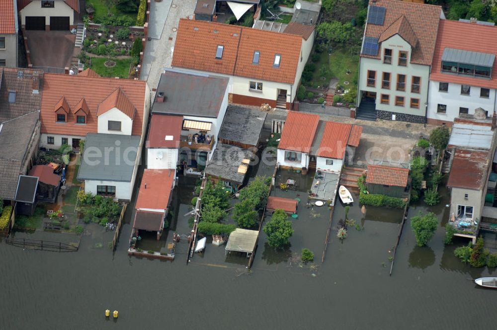 Aerial photograph Eisenhüttenstadt - Blick auf die angespannte Hochwassersituation der Oder am Stadtbereich von Eisenhüttenstadt im Bundesland Brandenburg. View of the tense situation in the flood area of Eisenhüttenstadt in Brandenburg.