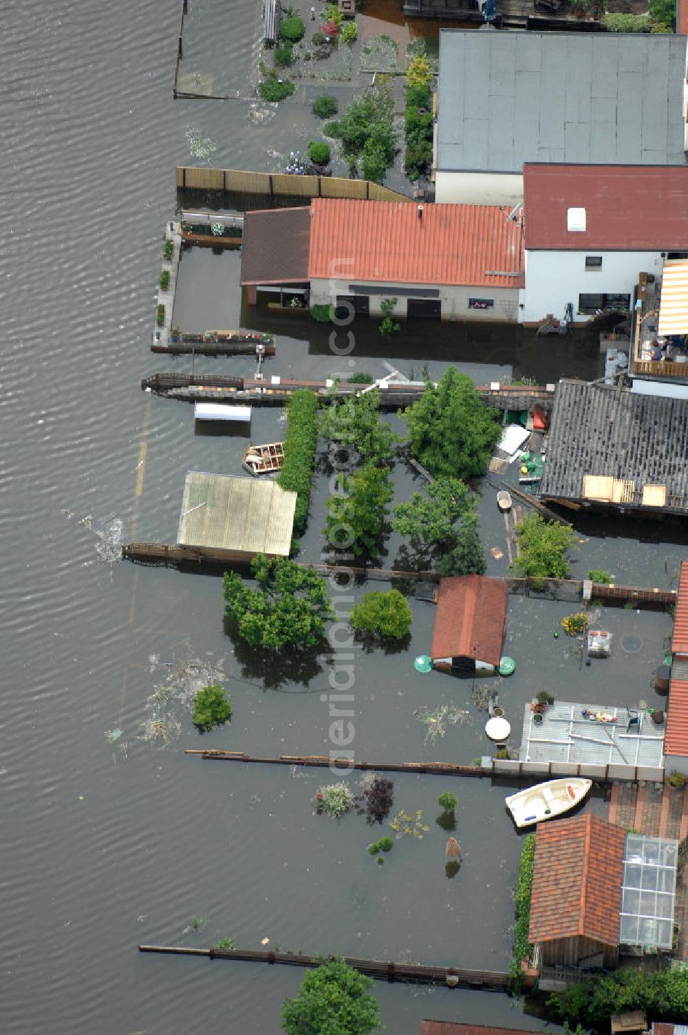 Aerial image Eisenhüttenstadt - Blick auf die angespannte Hochwassersituation der Oder am Stadtbereich von Eisenhüttenstadt im Bundesland Brandenburg. View of the tense situation in the flood area of Eisenhüttenstadt in Brandenburg.