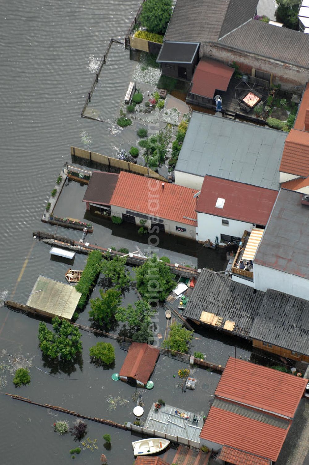 Eisenhüttenstadt from above - Blick auf die angespannte Hochwassersituation der Oder am Stadtbereich von Eisenhüttenstadt im Bundesland Brandenburg. View of the tense situation in the flood area of Eisenhüttenstadt in Brandenburg.