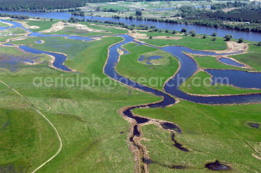 SCHWEDT / ODER from above - Blick auf die Oderwiesen und den Oder Uferbereich am Grenzübergang Schwedt an der Oder.