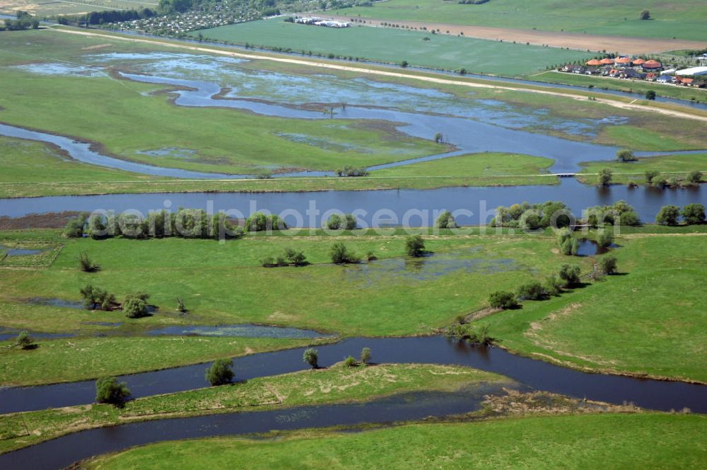 SCHWEDT / ODER from above - Blick auf die Oderwiesen und den Oder Uferbereich am Grenzübergang Schwedt an der Oder.