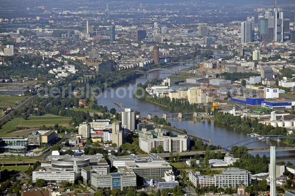 Offenbach from above - Blick vom Stadtteil Kaiserlei Richtung Westen nach Frankfurt / Main. View from the district Kaiserlei to Frankfurt / Main.