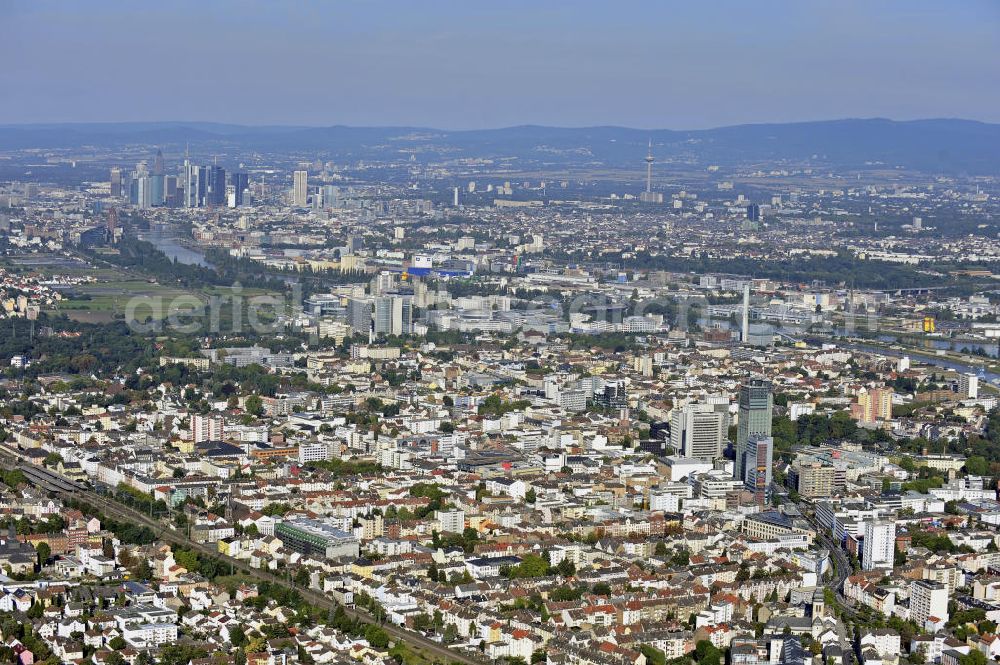 Offenbach from the bird's eye view: Blick über das Zentrum von Offenbach nach Westen. Im Hintergrund Frankfurt am Main mit dem Bankenviertel. View over the center of Offenbach to the west.