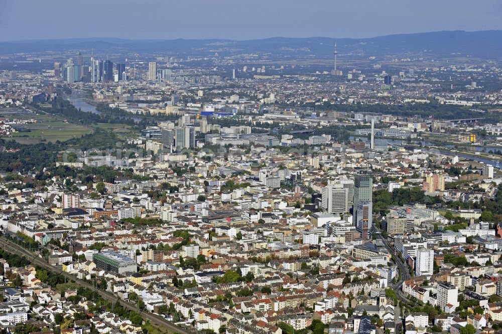 Aerial image Offenbach - Blick über das Zentrum von Offenbach nach Westen. Im Hintergrund Frankfurt am Main mit dem Bankenviertel. View over the center of Offenbach to the west.