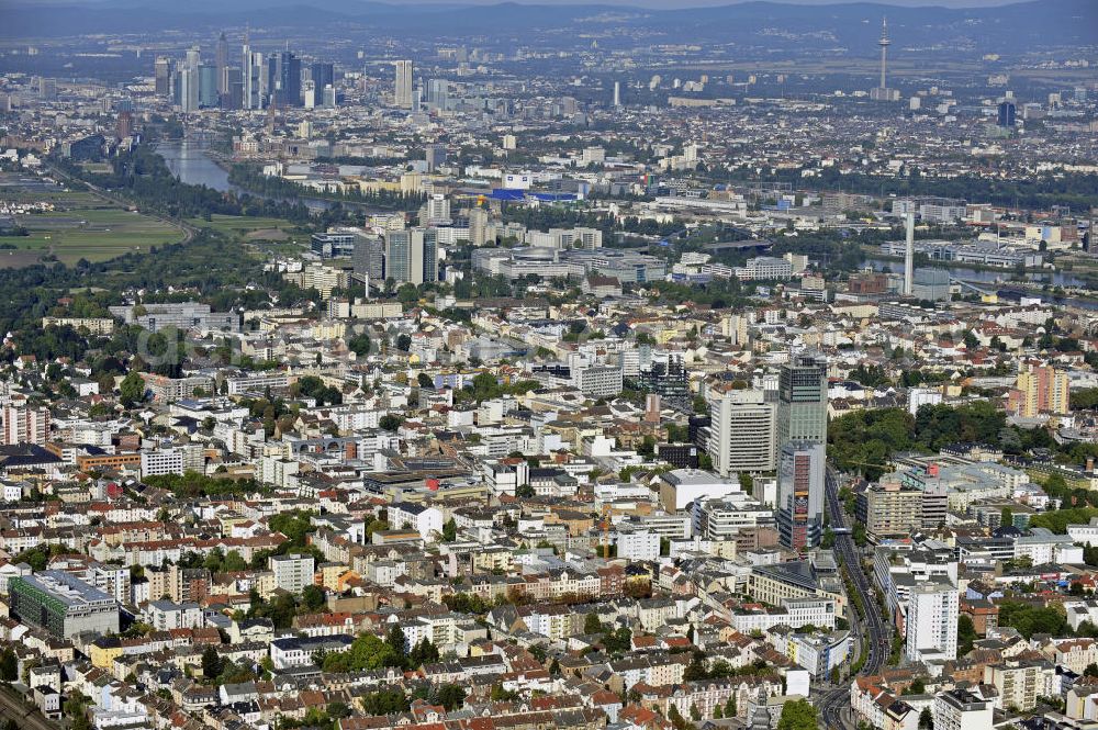 Aerial photograph Offenbach - Blick über das Zentrum von Offenbach nach Westen. Im Hintergrund Frankfurt am Main mit dem Bankenviertel. View over the center of Offenbach to the west.