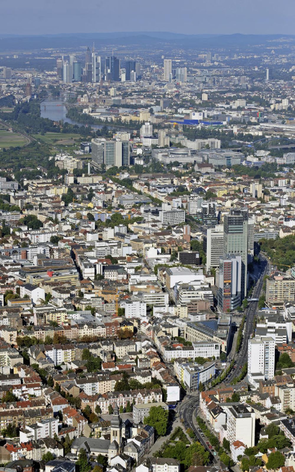 Offenbach from above - Blick über das Zentrum von Offenbach nach Westen. Im Hintergrund Frankfurt am Main mit dem Bankenviertel. View over the center of Offenbach to the west.