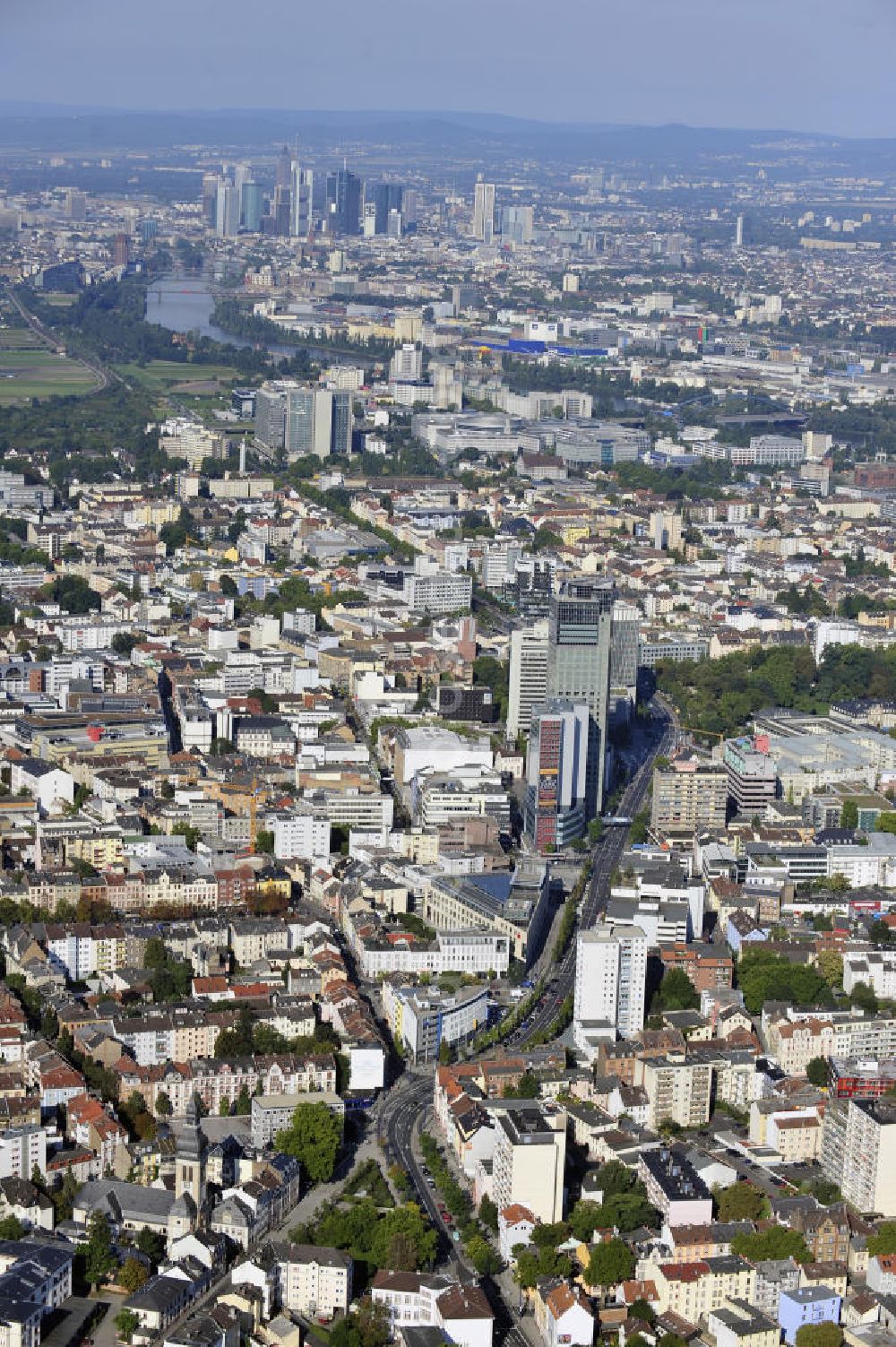 Offenbach from the bird's eye view: Blick über das Zentrum von Offenbach nach Westen. Im Hintergrund Frankfurt am Main mit dem Bankenviertel. View over the center of Offenbach to the west.