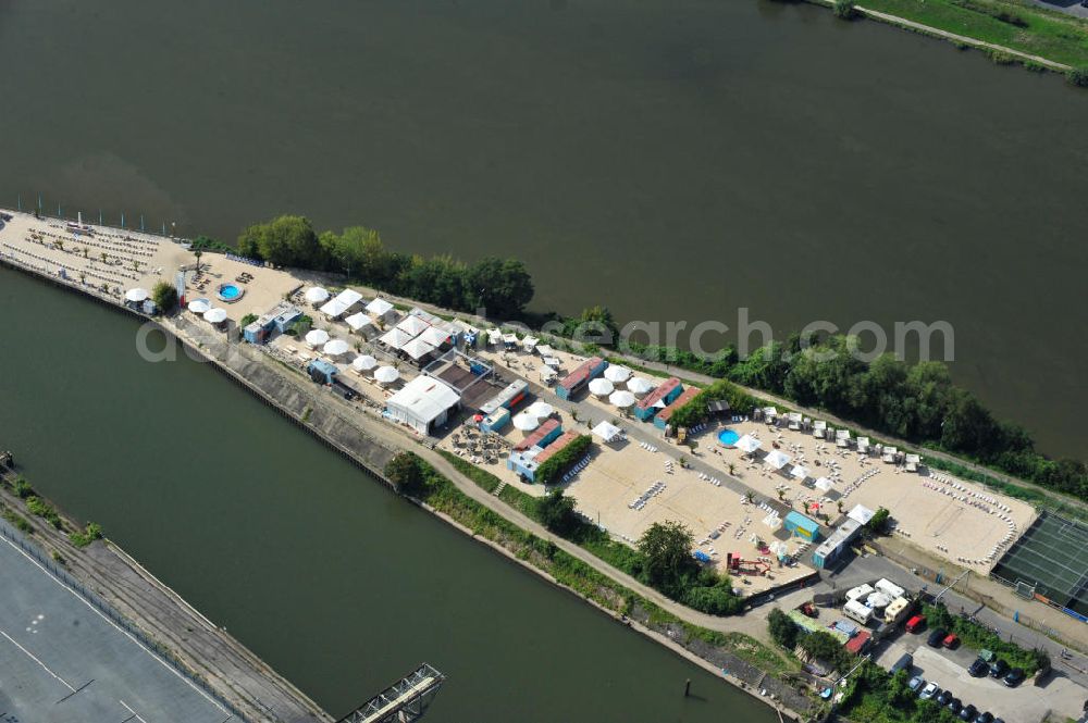 Aerial image Offenbach - Blick auf die Hafeninsel auf dem Main am Offenbacher Hafen. Die Hafeninsel liegt im Innenstadtbereich Offenbachs, im Stadtteil Kaiserlei, zwischen der Kaiserlei- und der Carl-Ulrich-Brücke. Die OPG Offenbacher Projektentwicklungsgesellschaft mbH entwickelt mit den Stadtwerken der Stadt den früher industriell genutzten Hafen zu einem neuen Stadtquartier. Derzeit wird das Areal der Insel vom King Kamehameha Beachclub als Partymeile und Sportclub genutzt. Island on the River Main in Offenbach with the King Kamehameha Beach Club.