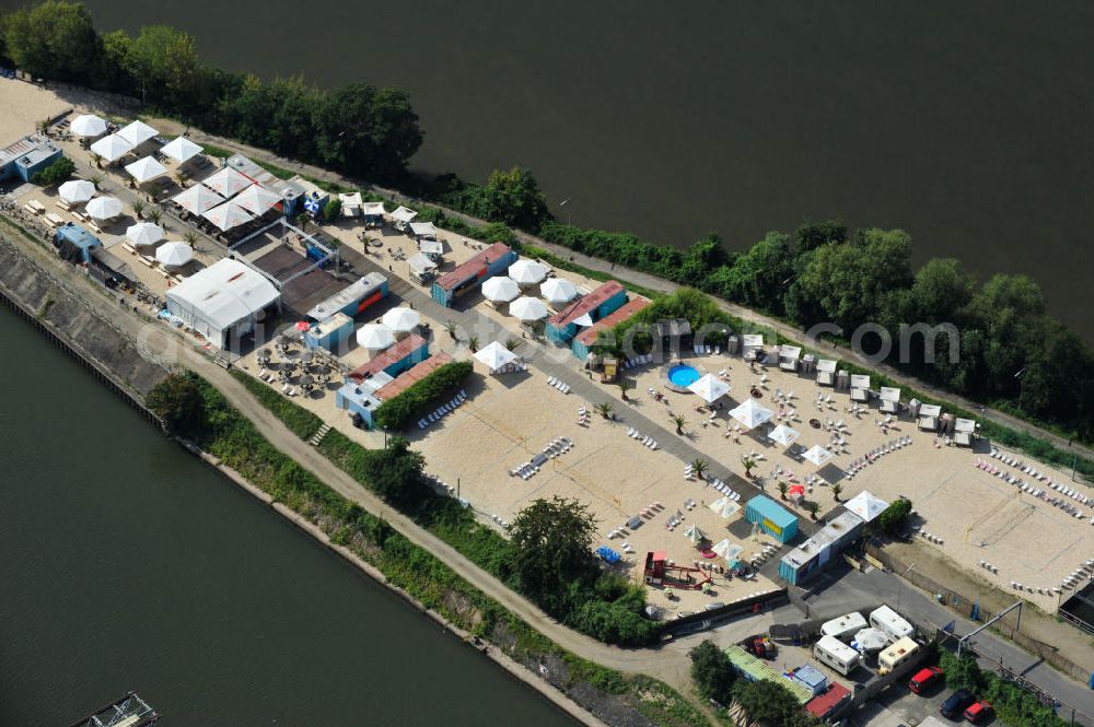 Aerial photograph Offenbach - Blick auf die Hafeninsel auf dem Main am Offenbacher Hafen. Die Hafeninsel liegt im Innenstadtbereich Offenbachs, im Stadtteil Kaiserlei, zwischen der Kaiserlei- und der Carl-Ulrich-Brücke. Die OPG Offenbacher Projektentwicklungsgesellschaft mbH entwickelt mit den Stadtwerken der Stadt den früher industriell genutzten Hafen zu einem neuen Stadtquartier. Derzeit wird das Areal der Insel vom King Kamehameha Beachclub als Partymeile und Sportclub genutzt. Island on the River Main in Offenbach with the King Kamehameha Beach Club.