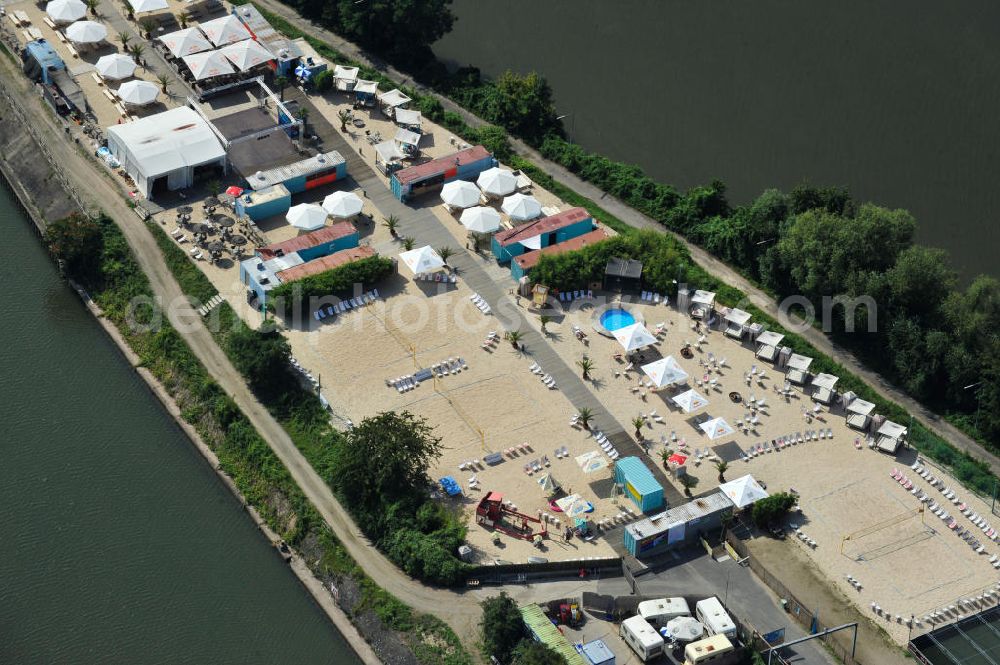 Offenbach from above - Blick auf die Hafeninsel auf dem Main am Offenbacher Hafen. Die Hafeninsel liegt im Innenstadtbereich Offenbachs, im Stadtteil Kaiserlei, zwischen der Kaiserlei- und der Carl-Ulrich-Brücke. Die OPG Offenbacher Projektentwicklungsgesellschaft mbH entwickelt mit den Stadtwerken der Stadt den früher industriell genutzten Hafen zu einem neuen Stadtquartier. Derzeit wird das Areal der Insel vom King Kamehameha Beachclub als Partymeile und Sportclub genutzt. Island on the River Main in Offenbach with the King Kamehameha Beach Club.