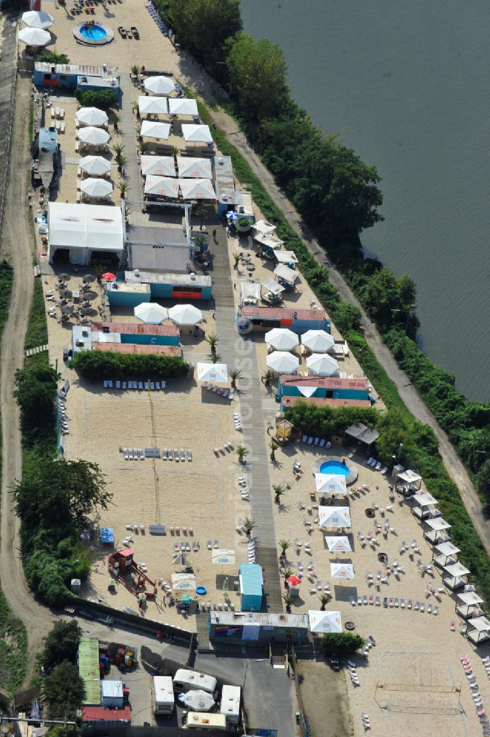 Offenbach from the bird's eye view: Blick auf die Hafeninsel auf dem Main am Offenbacher Hafen. Die Hafeninsel liegt im Innenstadtbereich Offenbachs, im Stadtteil Kaiserlei, zwischen der Kaiserlei- und der Carl-Ulrich-Brücke. Die OPG Offenbacher Projektentwicklungsgesellschaft mbH entwickelt mit den Stadtwerken der Stadt den früher industriell genutzten Hafen zu einem neuen Stadtquartier. Derzeit wird das Areal der Insel vom King Kamehameha Beachclub als Partymeile und Sportclub genutzt. Island on the River Main in Offenbach with the King Kamehameha Beach Club.