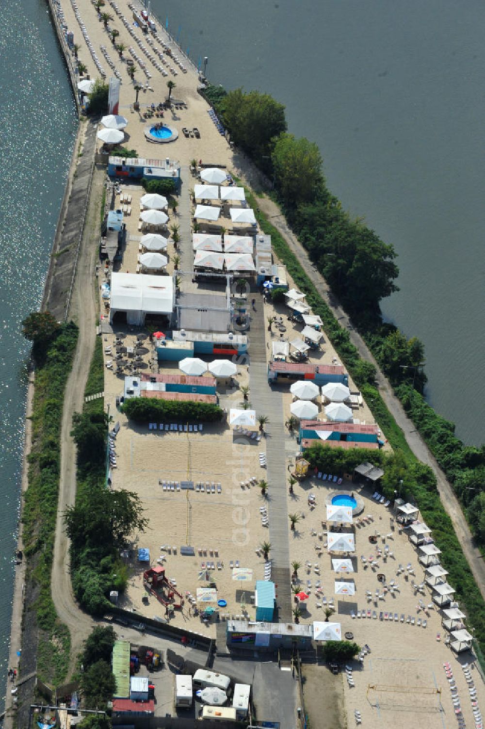 Aerial image Offenbach - Blick auf die Hafeninsel auf dem Main am Offenbacher Hafen. Die Hafeninsel liegt im Innenstadtbereich Offenbachs, im Stadtteil Kaiserlei, zwischen der Kaiserlei- und der Carl-Ulrich-Brücke. Die OPG Offenbacher Projektentwicklungsgesellschaft mbH entwickelt mit den Stadtwerken der Stadt den früher industriell genutzten Hafen zu einem neuen Stadtquartier. Derzeit wird das Areal der Insel vom King Kamehameha Beachclub als Partymeile und Sportclub genutzt. Island on the River Main in Offenbach with the King Kamehameha Beach Club.