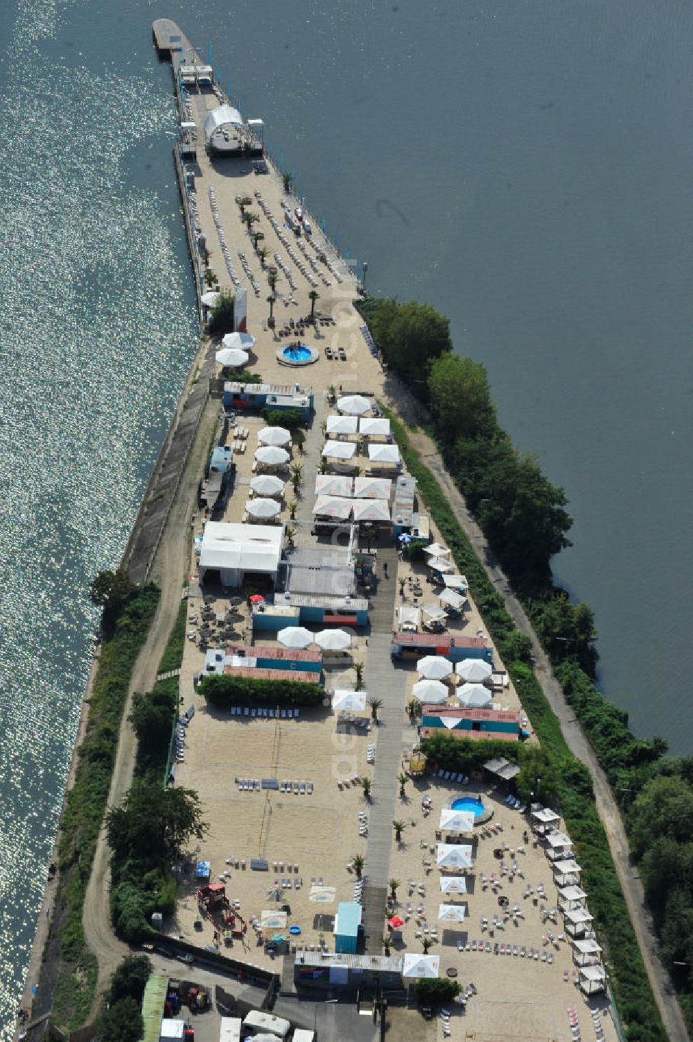 Aerial photograph Offenbach - Blick auf die Hafeninsel auf dem Main am Offenbacher Hafen. Die Hafeninsel liegt im Innenstadtbereich Offenbachs, im Stadtteil Kaiserlei, zwischen der Kaiserlei- und der Carl-Ulrich-Brücke. Die OPG Offenbacher Projektentwicklungsgesellschaft mbH entwickelt mit den Stadtwerken der Stadt den früher industriell genutzten Hafen zu einem neuen Stadtquartier. Derzeit wird das Areal der Insel vom King Kamehameha Beachclub als Partymeile und Sportclub genutzt. Island on the River Main in Offenbach with the King Kamehameha Beach Club.