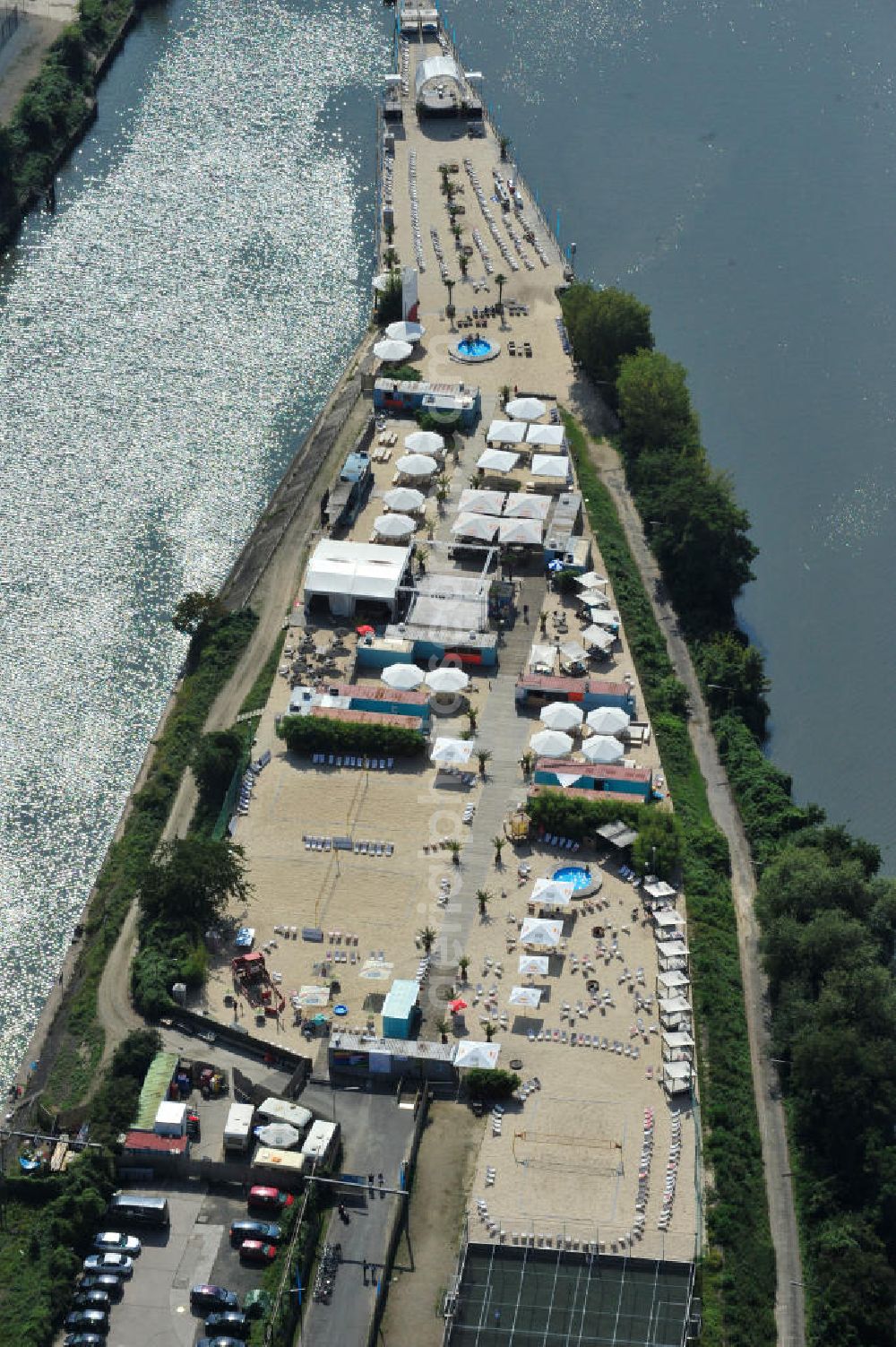 Offenbach from above - Blick auf die Hafeninsel auf dem Main am Offenbacher Hafen. Die Hafeninsel liegt im Innenstadtbereich Offenbachs, im Stadtteil Kaiserlei, zwischen der Kaiserlei- und der Carl-Ulrich-Brücke. Die OPG Offenbacher Projektentwicklungsgesellschaft mbH entwickelt mit den Stadtwerken der Stadt den früher industriell genutzten Hafen zu einem neuen Stadtquartier. Derzeit wird das Areal der Insel vom King Kamehameha Beachclub als Partymeile und Sportclub genutzt. Island on the River Main in Offenbach with the King Kamehameha Beach Club.