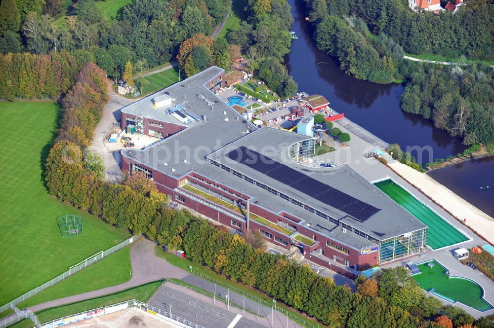 Oldenburg from above - Das Olantis Huntebad in Oldenburg, Niedersachsen, liegt direkt am Fluss Hunte. Es Verfügt sowohl über einen Innen- als auch einen Außenbereich. Betreiber ist die Bäderbetriebsgesellschaft Oldenburg mbH, kurz BBGO. OLantis Huntebad lies close to river Hunte in Oldenburg, Lower Saxony. It offers an indoor and an outdoor swimming pool. It is operated by Baederbetriebsgesellschaft Oldenburg mbH, short BBGO.