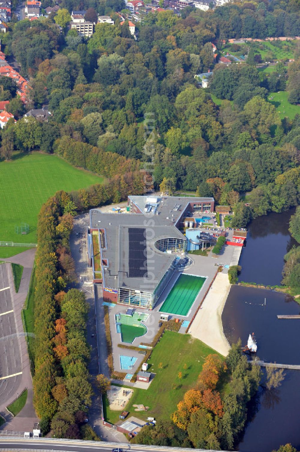 Aerial image Oldenburg - Das Olantis Huntebad in Oldenburg, Niedersachsen, liegt direkt am Fluss Hunte. Es Verfügt sowohl über einen Innen- als auch einen Außenbereich. Betreiber ist die Bäderbetriebsgesellschaft Oldenburg mbH, kurz BBGO. OLantis Huntebad lies close to river Hunte in Oldenburg, Lower Saxony. It offers an indoor and an outdoor swimming pool. It is operated by Baederbetriebsgesellschaft Oldenburg mbH, short BBGO.