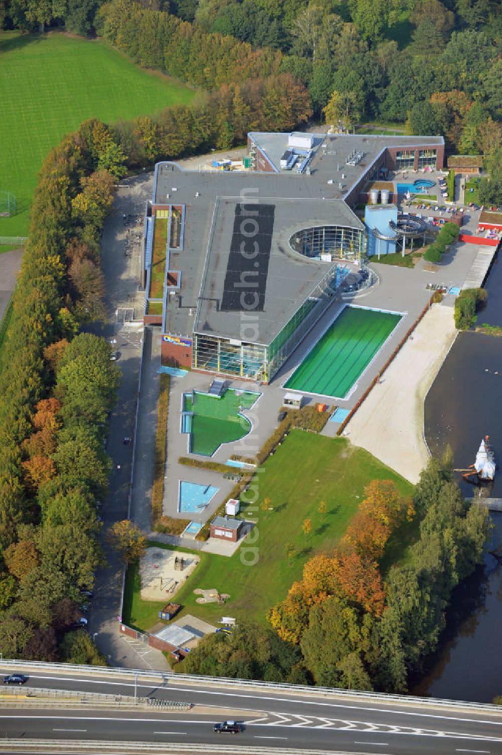 Aerial photograph Oldenburg - Das Olantis Huntebad in Oldenburg, Niedersachsen, liegt direkt am Fluss Hunte. Es Verfügt sowohl über einen Innen- als auch einen Außenbereich. Betreiber ist die Bäderbetriebsgesellschaft Oldenburg mbH, kurz BBGO. OLantis Huntebad lies close to river Hunte in Oldenburg, Lower Saxony. It offers an indoor and an outdoor swimming pool. It is operated by Baederbetriebsgesellschaft Oldenburg mbH, short BBGO.