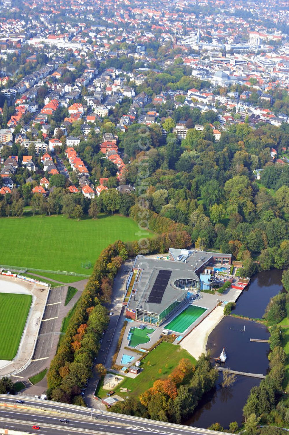 Oldenburg from above - Das Olantis Huntebad in Oldenburg, Niedersachsen, liegt direkt am Fluss Hunte. Es Verfügt sowohl über einen Innen- als auch einen Außenbereich. Betreiber ist die Bäderbetriebsgesellschaft Oldenburg mbH, kurz BBGO. OLantis Huntebad lies close to river Hunte in Oldenburg, Lower Saxony. It offers an indoor and an outdoor swimming pool. It is operated by Baederbetriebsgesellschaft Oldenburg mbH, short BBGO.