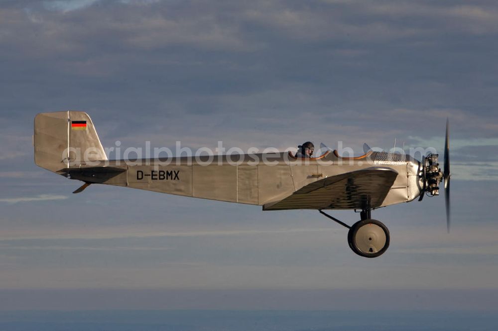 Ampfing from above - Klassiker-Pilot Klaus Plasa fliegt ein Oldtimer Flugzeug vom Typ Klemm L 25 aus dem Jahr 1927 mit der Kennung D-EDMX über dem Flugplatz Ampfing EDNA in Bayern. Das älteste in Deutschland zugelassene flugtaugliche Flugzeug hat der BMW-Konzern 2008 restaurieren lassen. Antique aircraft over the Ampfing airfield in Bavaria.