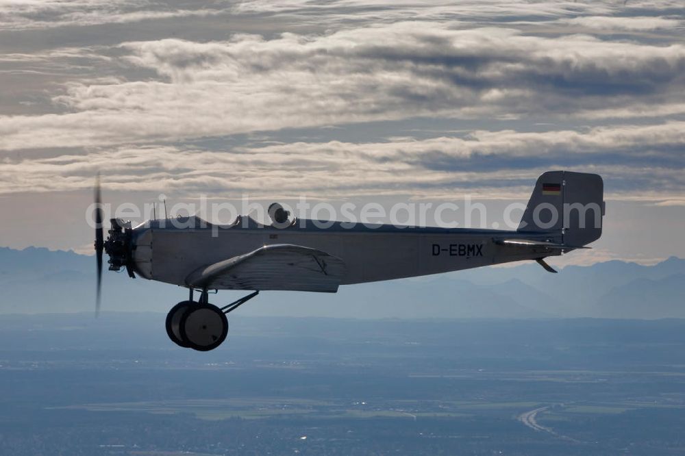 Ampfing from the bird's eye view: Klassiker-Pilot Klaus Plasa fliegt ein Oldtimer Flugzeug vom Typ Klemm L 25 aus dem Jahr 1927 mit der Kennung D-EDMX über dem Flugplatz Ampfing EDNA in Bayern. Das älteste in Deutschland zugelassene flugtaugliche Flugzeug hat der BMW-Konzern 2008 restaurieren lassen. Antique aircraft over the Ampfing airfield in Bavaria.