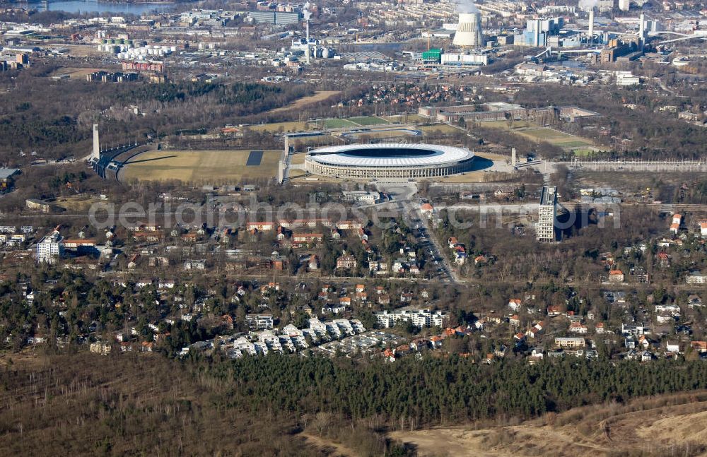 Aerial image Berlin - Das Olympiastadion in Berlin-Charlottenburg-Wilmersdorf an den Straßen Am Glockenturm, Südtorweg und Gutsmuthsweg. Es wurde nach den Plänen des Architekten Werner March erbaut. The Olympiastadion at the streets Am Glockenturm, Südtorweg und Gutsmuthsweg in Berlin-Charlottenburg-Wilmersdorf.