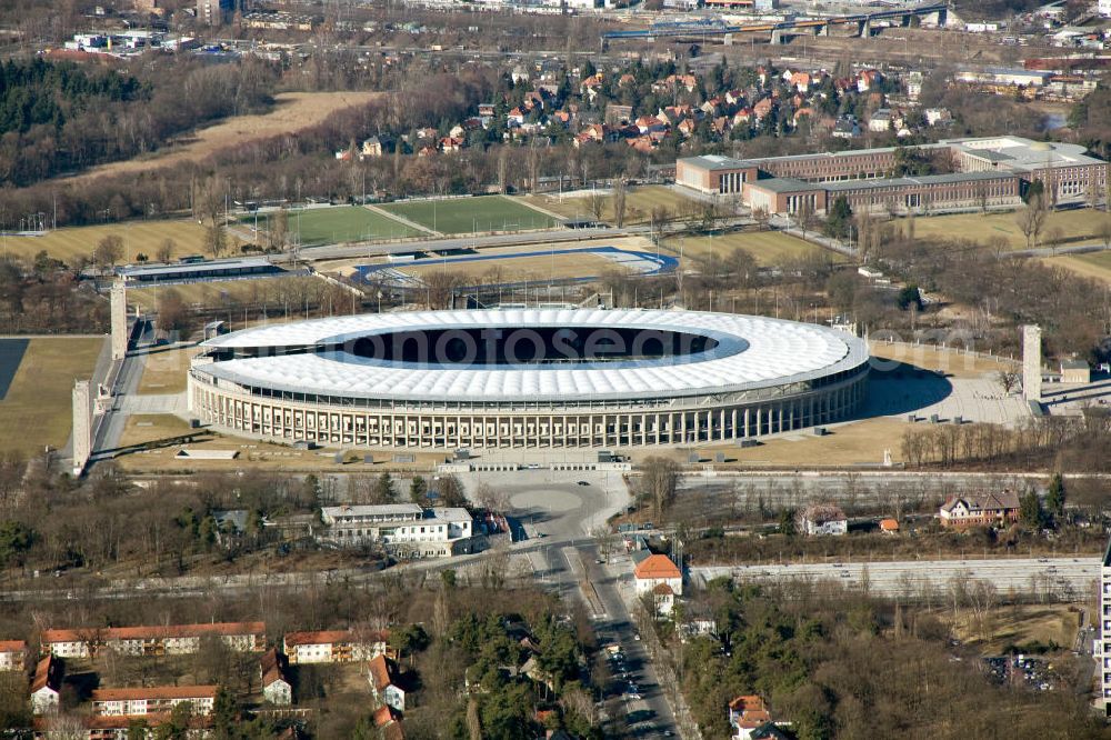 Aerial photograph Berlin - Das Olympiastadion in Berlin-Charlottenburg-Wilmersdorf an den Straßen Am Glockenturm, Südtorweg und Gutsmuthsweg. Es wurde nach den Plänen des Architekten Werner March erbaut. The Olympiastadion at the streets Am Glockenturm, Südtorweg und Gutsmuthsweg in Berlin-Charlottenburg-Wilmersdorf.