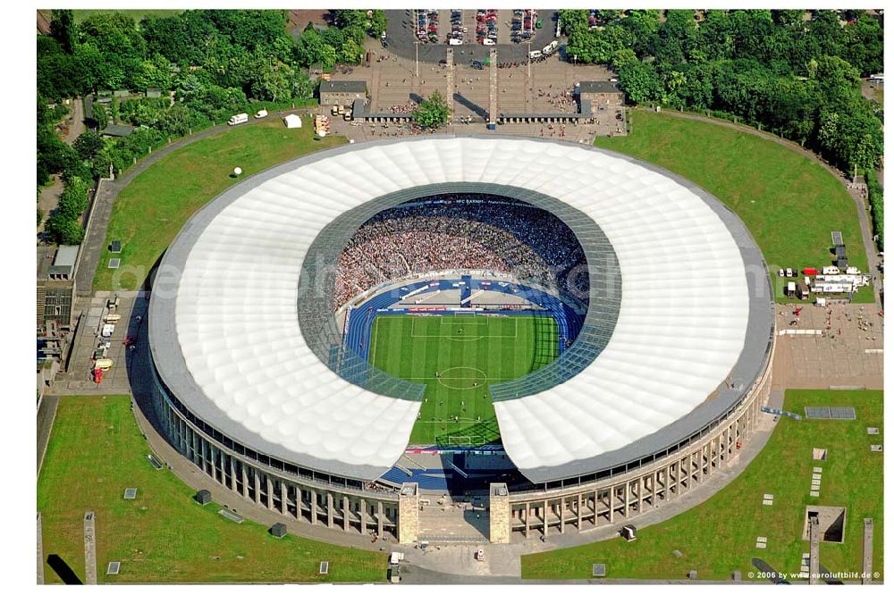 Berlin from above - Blick auf das Berliner Olympiastadion am Eröffnungstag nach der Generalsanierung 2004