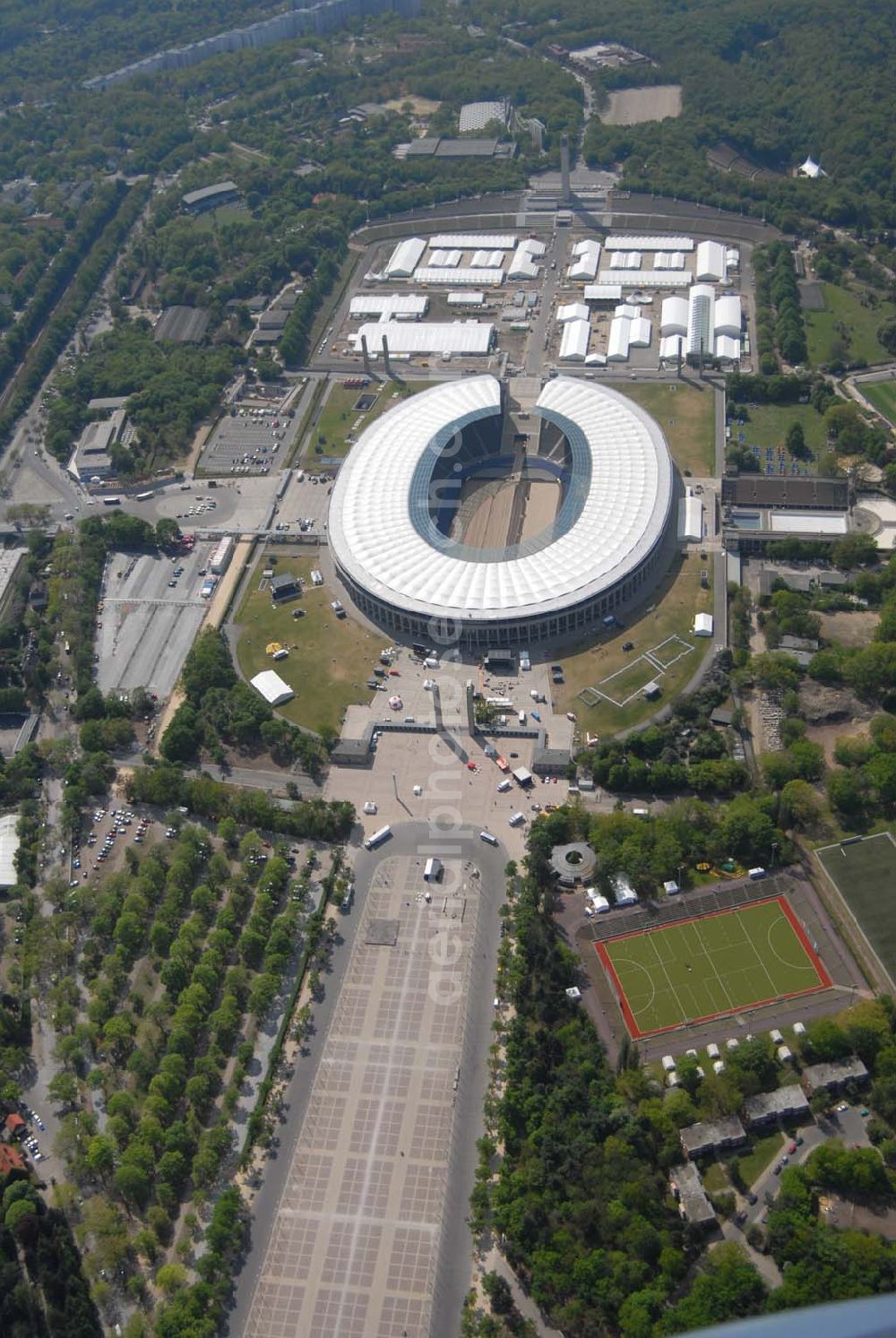 Aerial photograph Berlin - Deutschlands größte Zeltstadt entsteht wenige Tage vor der Fußballweltmeisterschaft 2006 am Berliner Olympiastadion