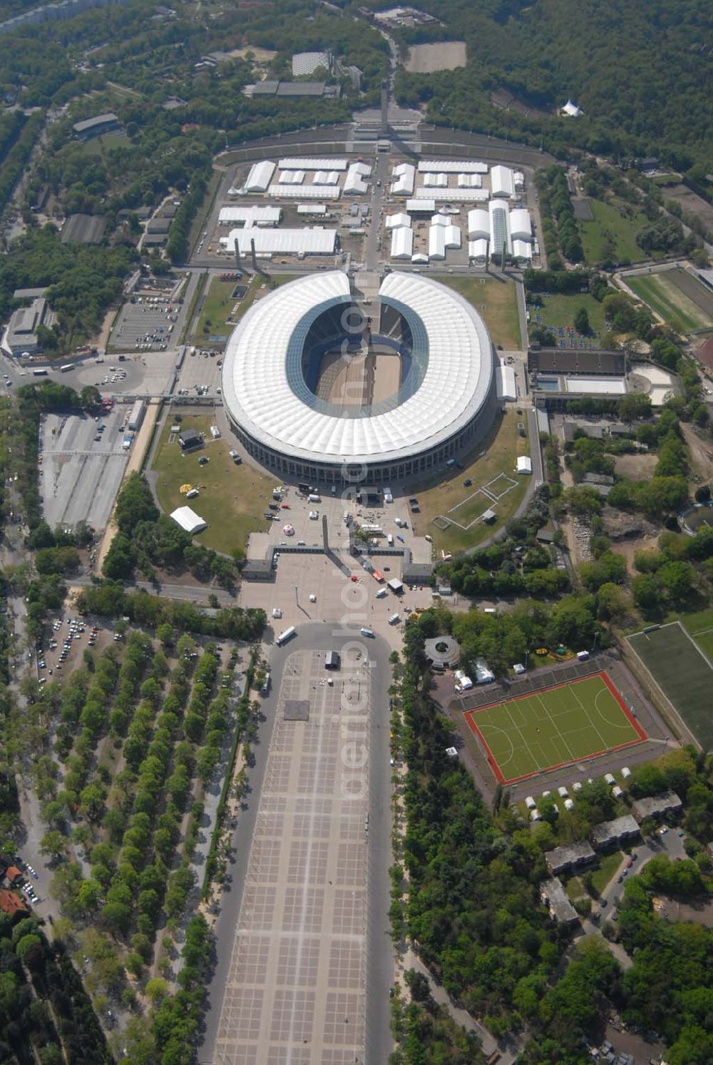 Berlin from the bird's eye view: Deutschlands größte Zeltstadt entsteht wenige Tage vor der Fußballweltmeisterschaft 2006 am Berliner Olympiastadion