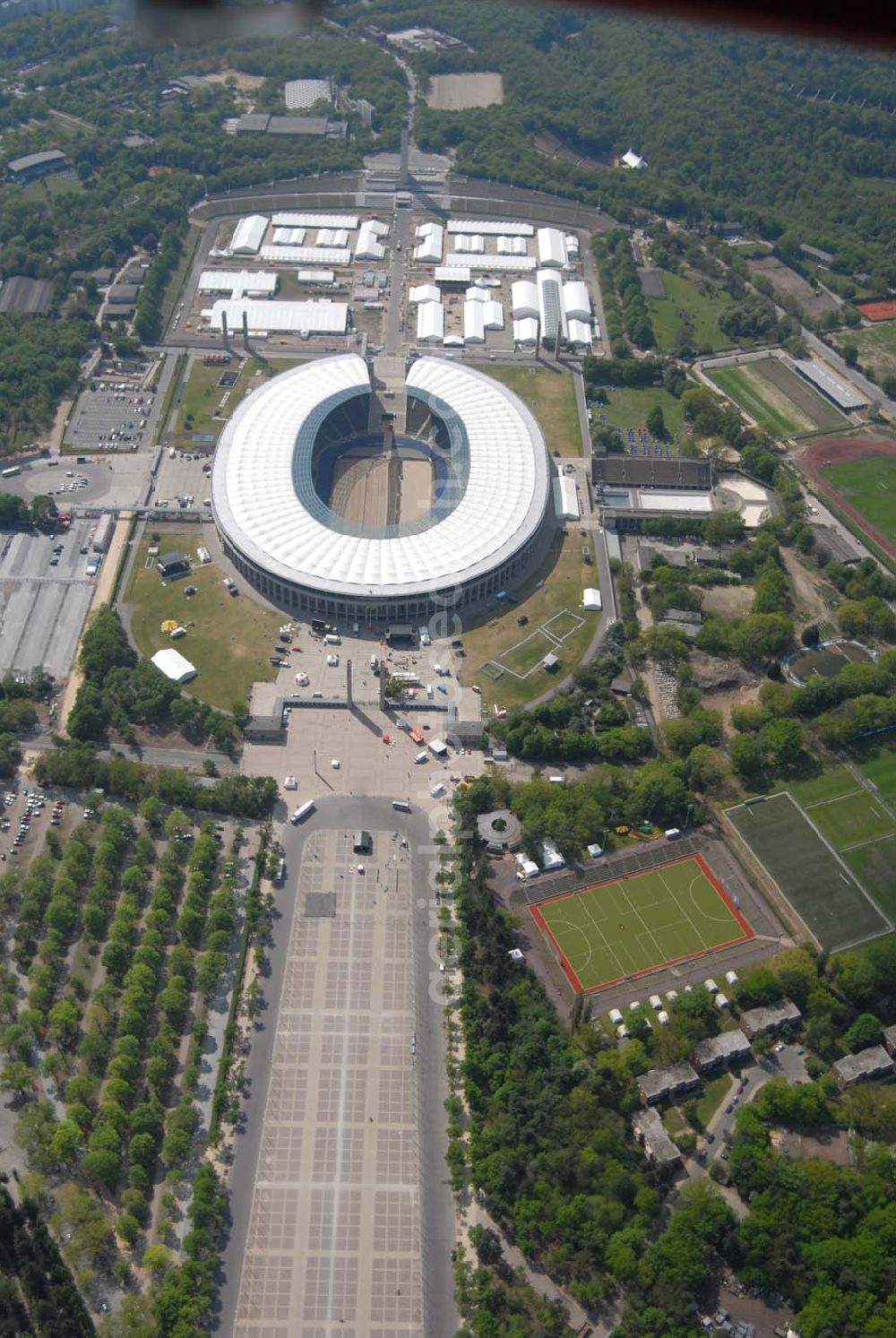 Aerial image Berlin - Deutschlands größte Zeltstadt entsteht wenige Tage vor der Fußballweltmeisterschaft 2006 am Berliner Olympiastadion