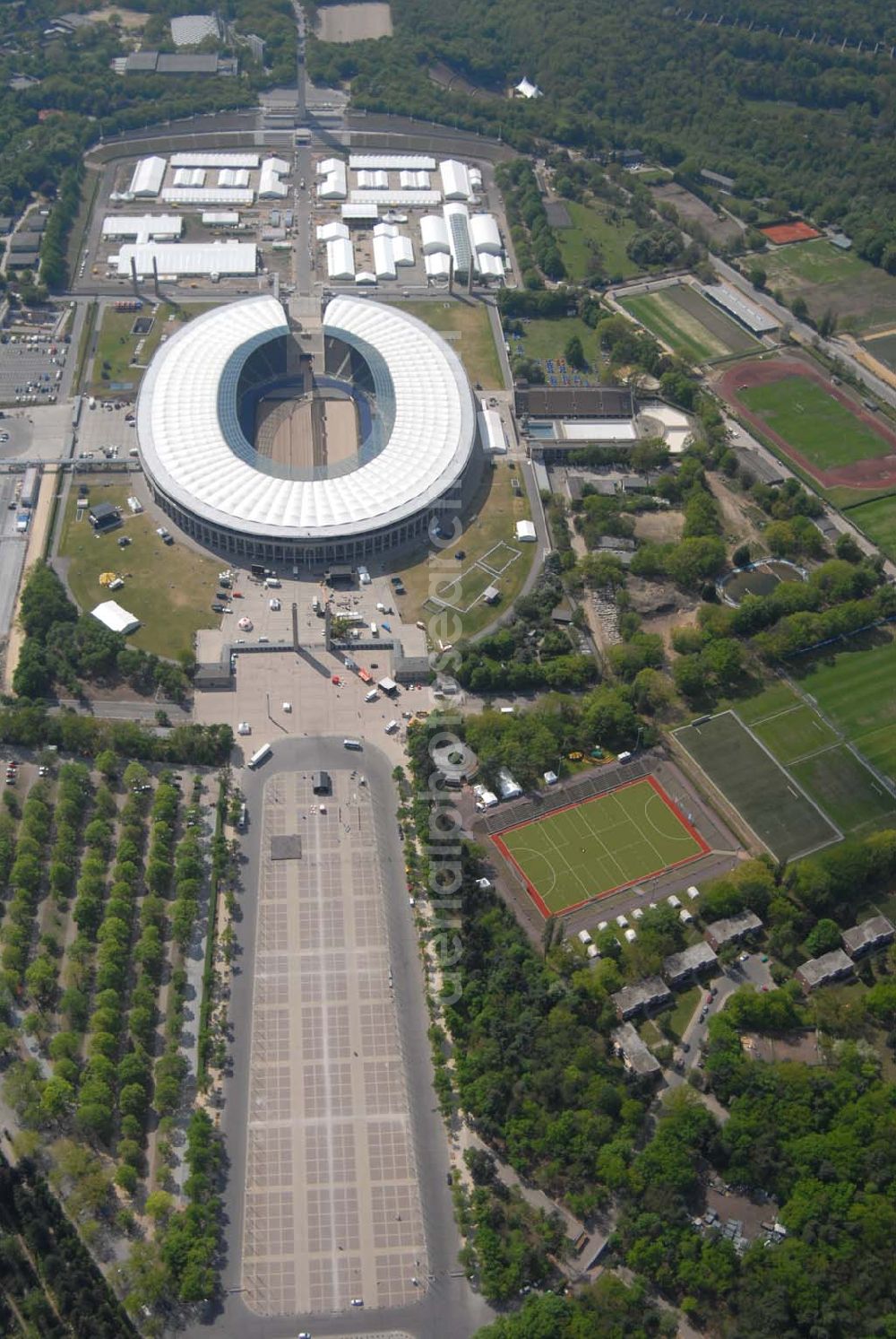 Aerial photograph Berlin - Deutschlands größte Zeltstadt entsteht wenige Tage vor der Fußballweltmeisterschaft 2006 am Berliner Olympiastadion