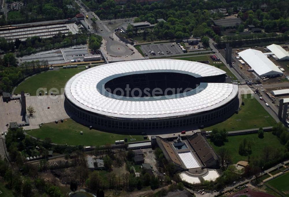 Aerial image Berlin - Deutschlands größte Zeltstadt entsteht wenige Tage vor der Fußballweltmeisterschaft 2006 am Berliner Olympiastadion