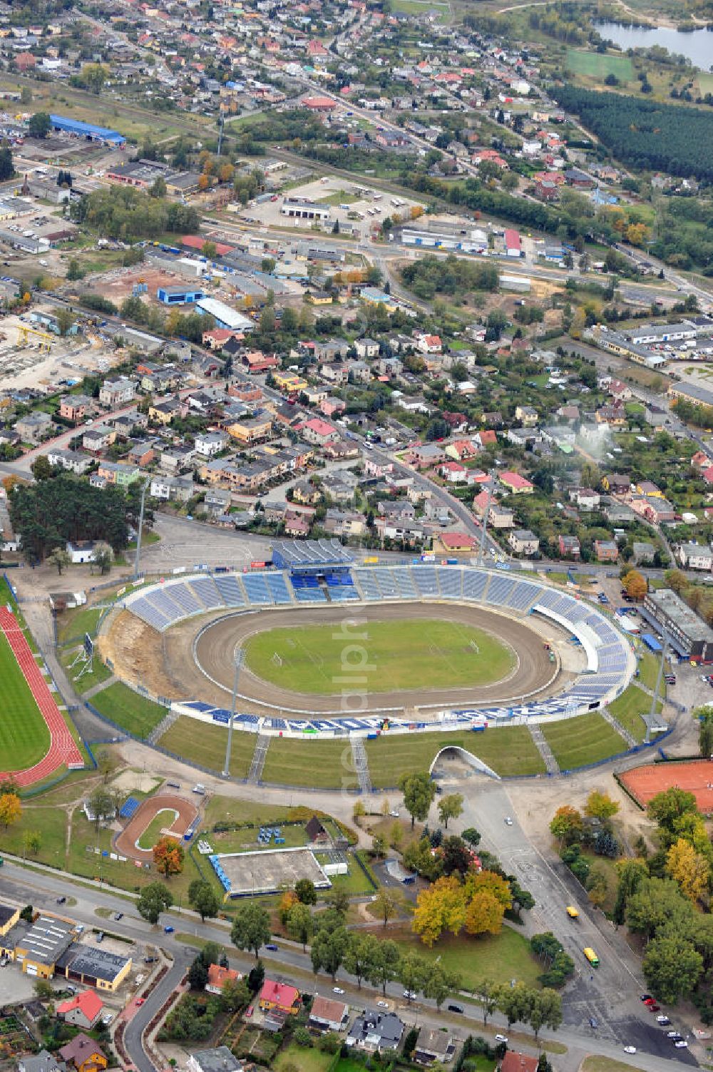 Leszno from above - Das Stadion Alfred Smoczyk ist ein Multifunktionsstadion im polnischen Leszno, Großpolen / Wielkopolskiein Polen / Polska. In der Heimstätte des Speedwayklubs Unia Leszno werden heute nur noch Speedway-Rennen gefahren. Alfred Smoczyk Stadium in Leszno, Poland. It is currently used speedway matches and is the home stadium of Unia Leszno.