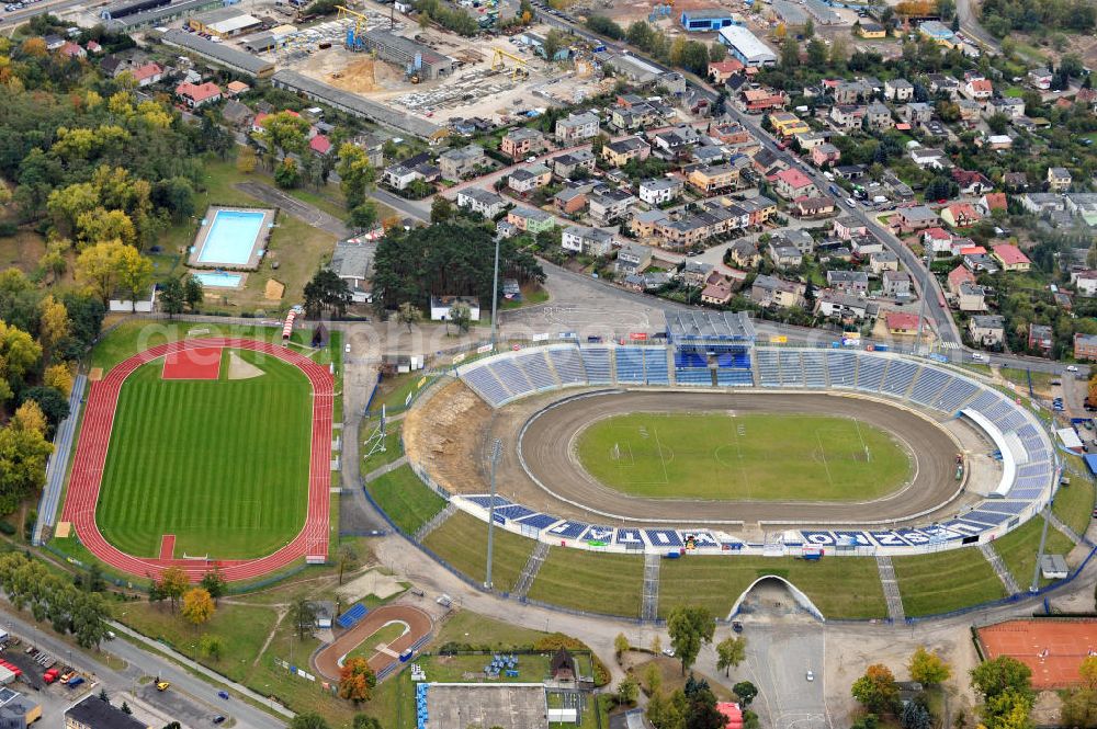 Leszno from the bird's eye view: Das Stadion Alfred Smoczyk ist ein Multifunktionsstadion im polnischen Leszno, Großpolen / Wielkopolskiein Polen / Polska. In der Heimstätte des Speedwayklubs Unia Leszno werden heute nur noch Speedway-Rennen gefahren. Alfred Smoczyk Stadium in Leszno, Poland. It is currently used speedway matches and is the home stadium of Unia Leszno.