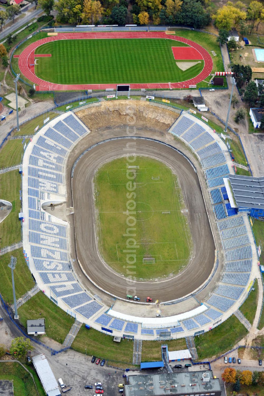 Leszno from above - Das Stadion Alfred Smoczyk ist ein Multifunktionsstadion im polnischen Leszno, Großpolen / Wielkopolskiein Polen / Polska. In der Heimstätte des Speedwayklubs Unia Leszno werden heute nur noch Speedway-Rennen gefahren. Alfred Smoczyk Stadium in Leszno, Poland. It is currently used speedway matches and is the home stadium of Unia Leszno.