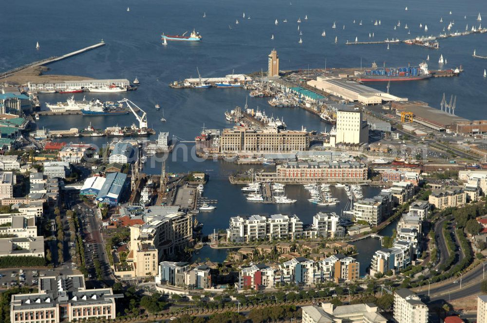 Kapstadt / Cap Town from above - Blick auf das One & Only Hotel Ressort an der neu gebauten Dock Road in Cape Town.